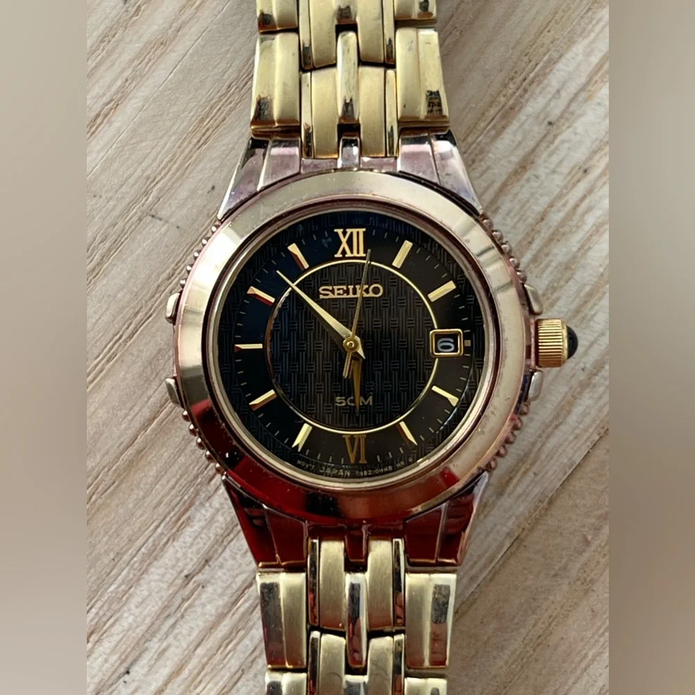Seiko Rare Ladies Watch Gold-Tone Bracelet Case Hands Black Carbon Fiber Dial